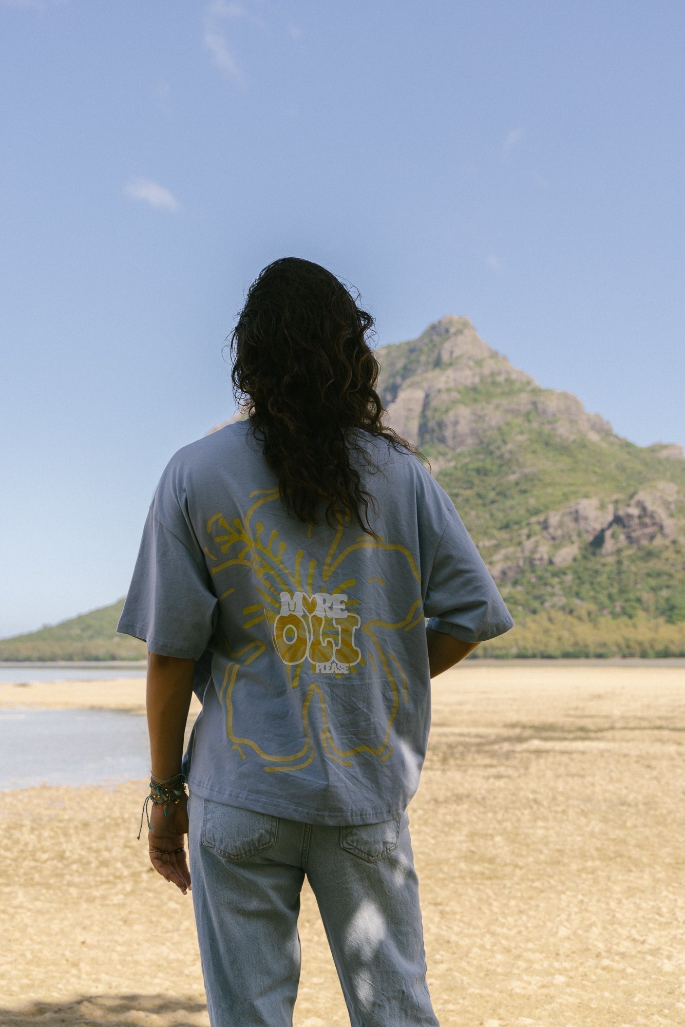 T-shirt oversize bleu hibiscus : la pièce streetwear de l’été - Loli