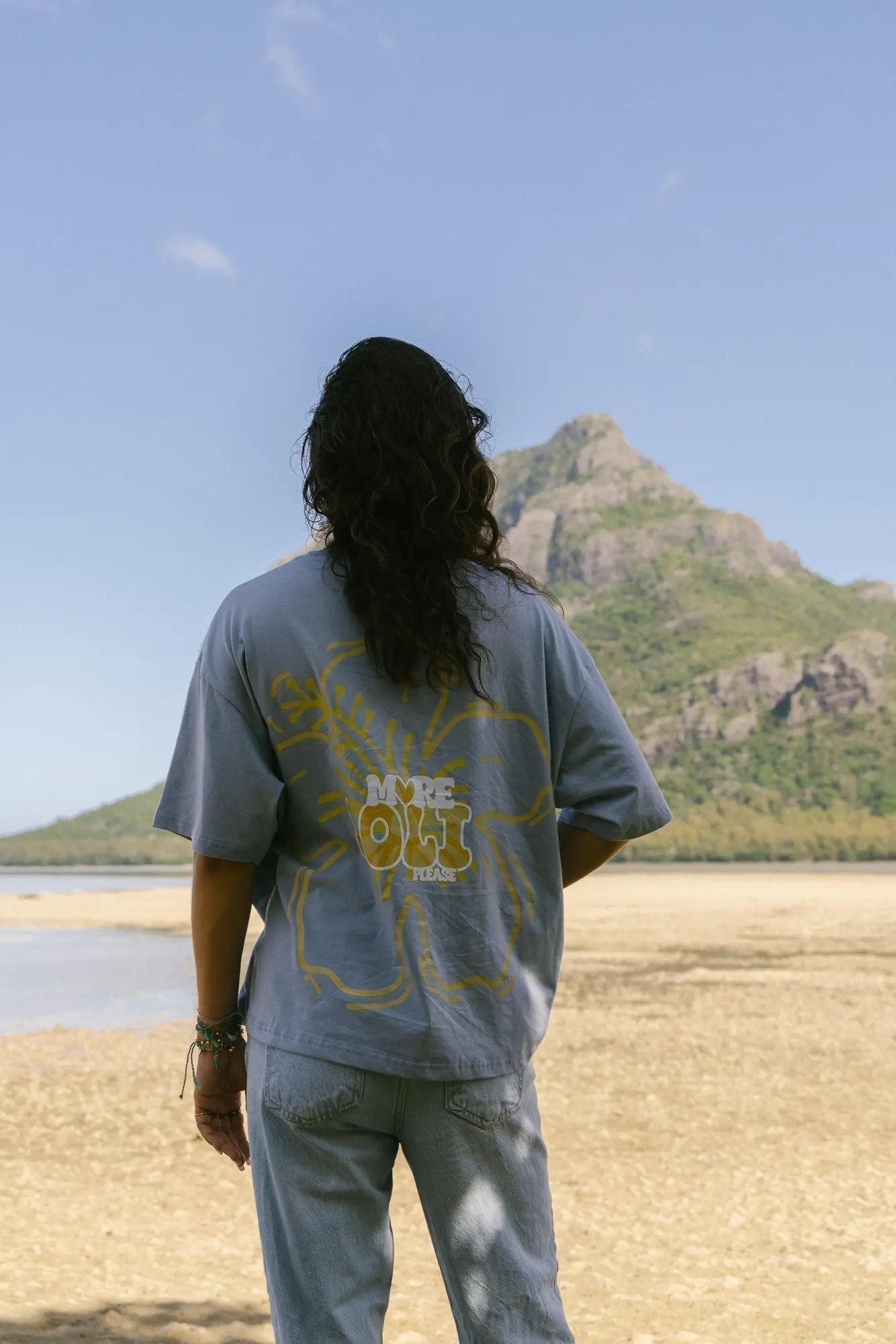 T-shirt oversize bleu hibiscus : la pièce streetwear de l’été - Loli