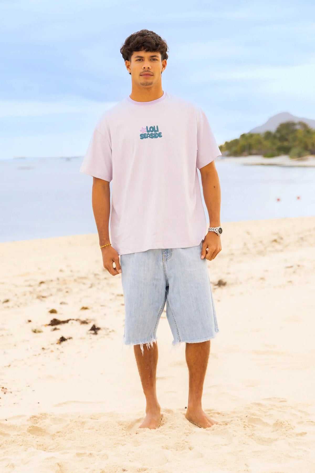 Homme portant le t-shirt oversize lila en coton avec col mauve Loli Seaside
