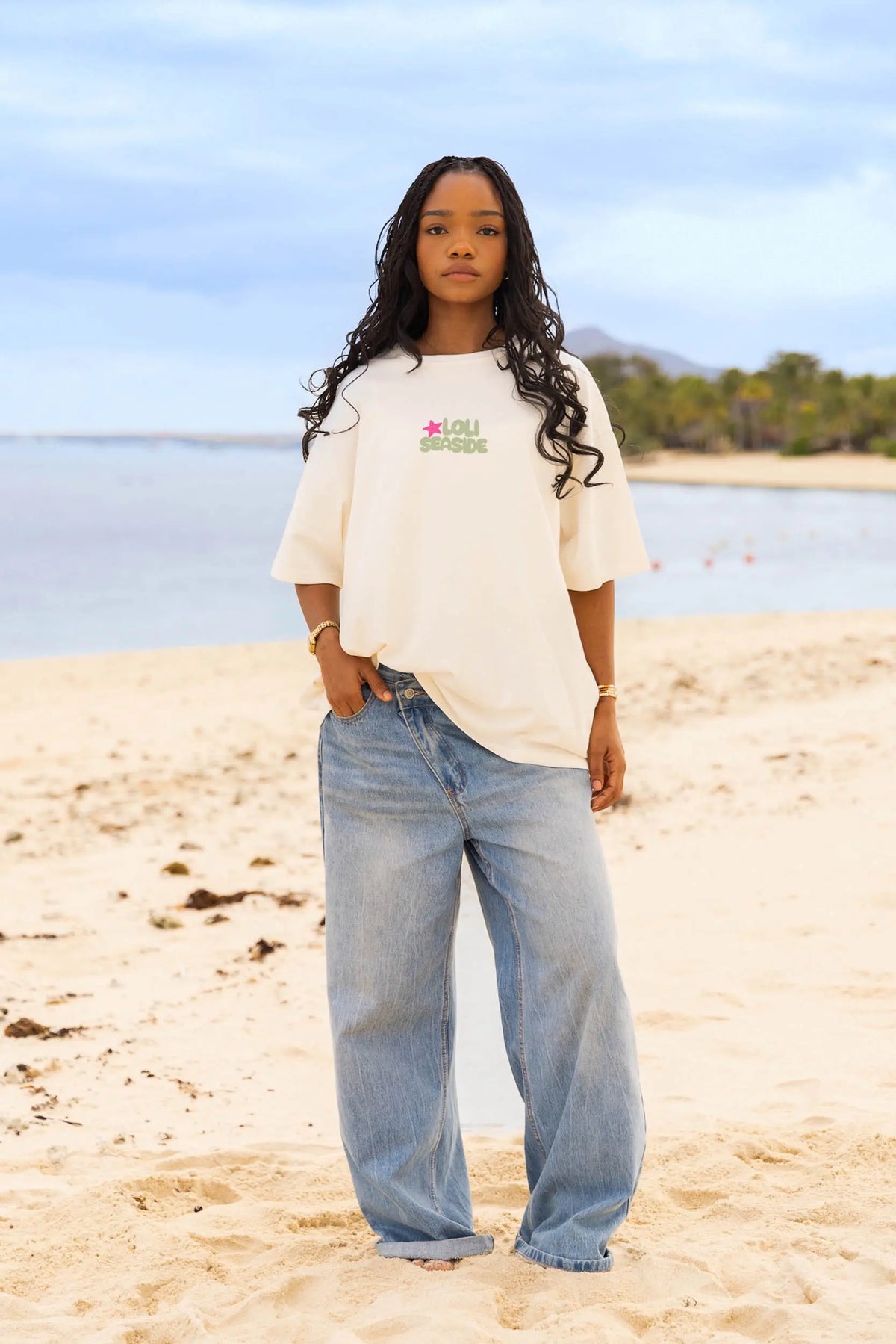 Femme portant le t-shirt oversize blanc écru en coton avec col côtelé Loli Seaside