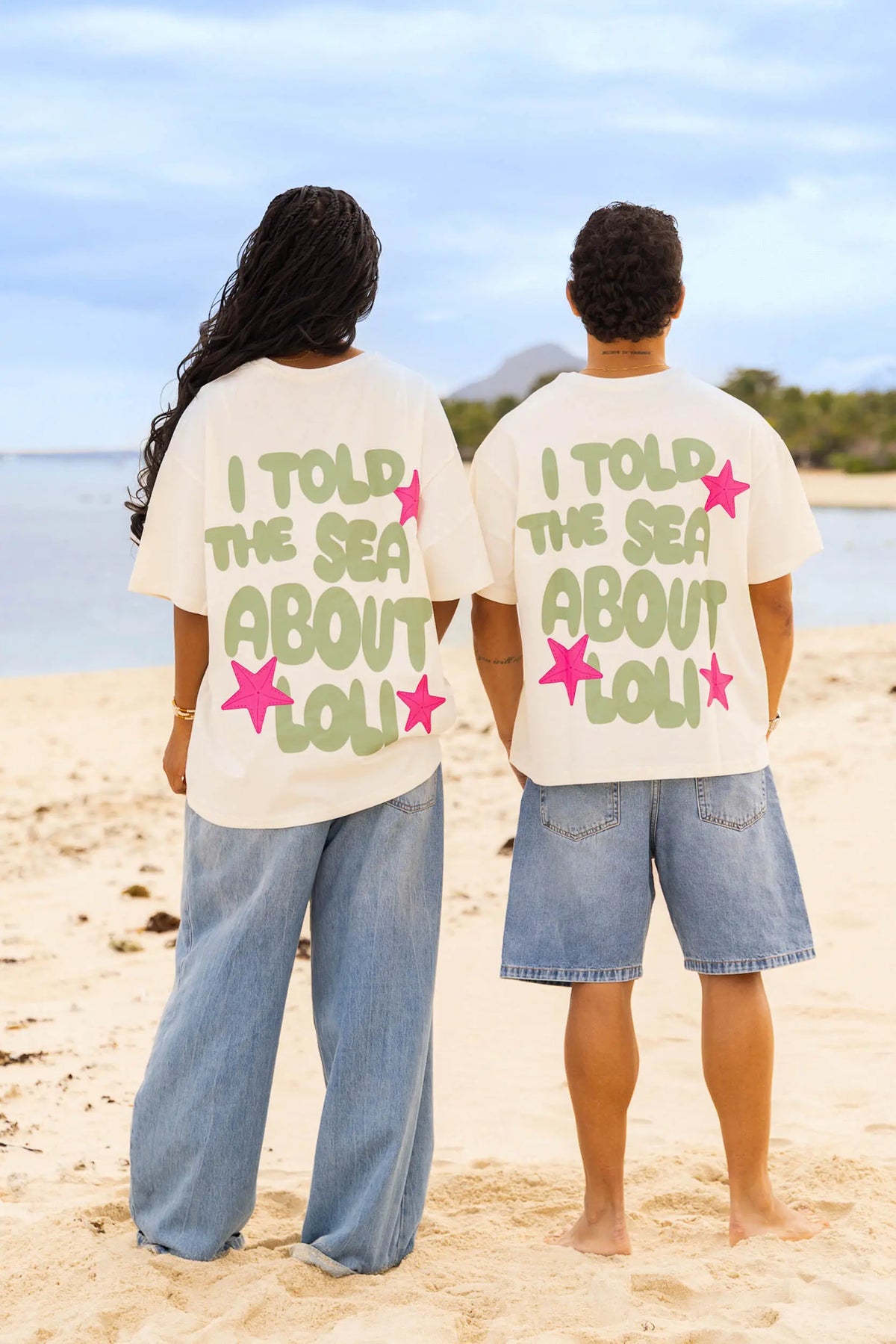 Femme et homme de dos portant le t-shirt blanc écru en coton Loli Seaside avec imprimé coloré
