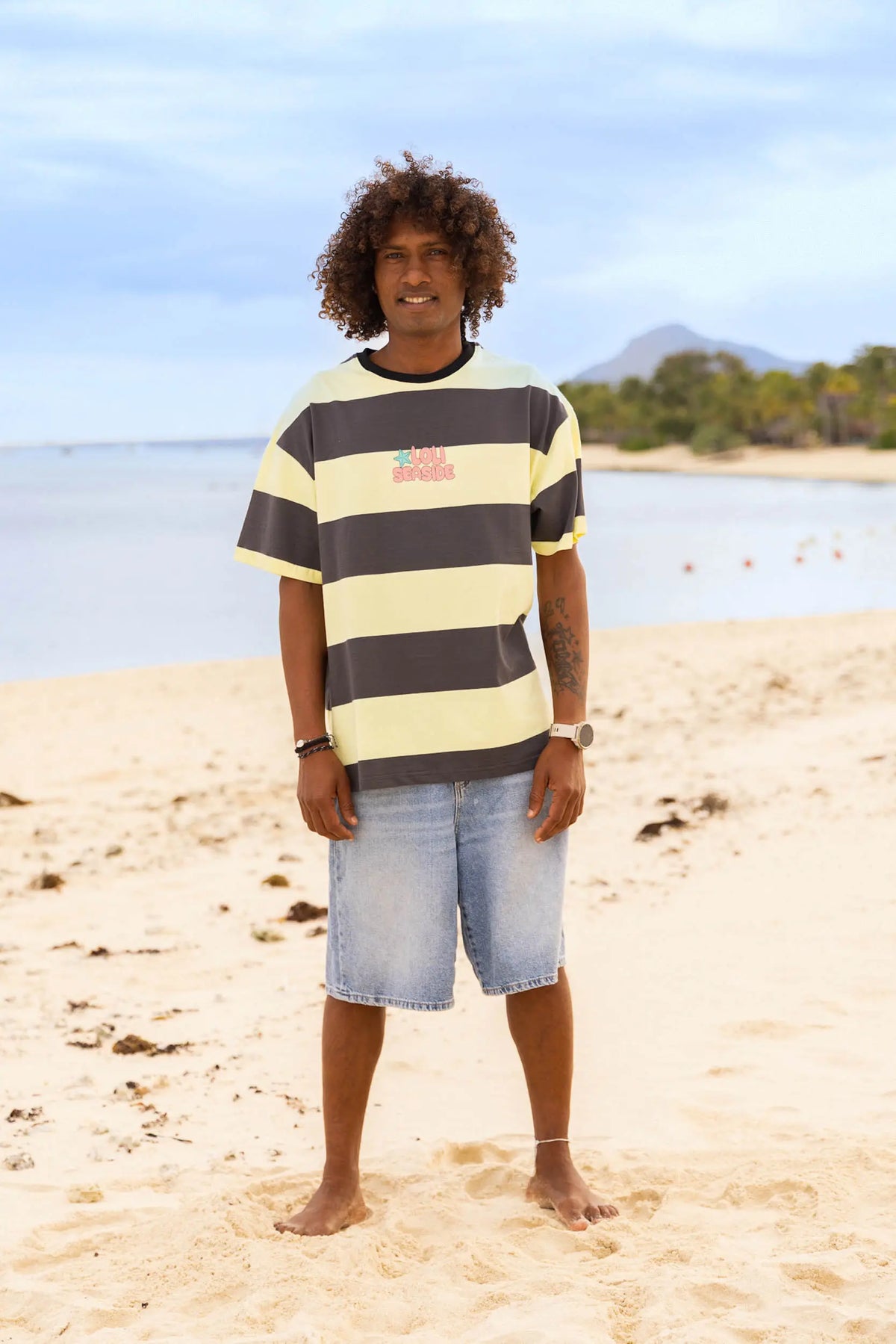 Homme portant le t-shirt oversize rayé jaune et noir Loli Seaside en coton