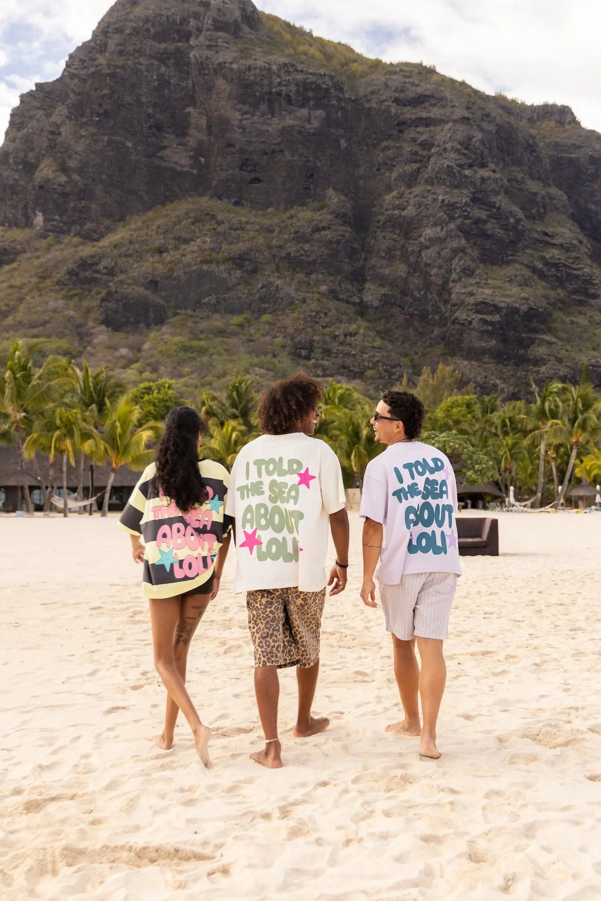 T-shirt oversize Loli Seaside porté en bord de mer