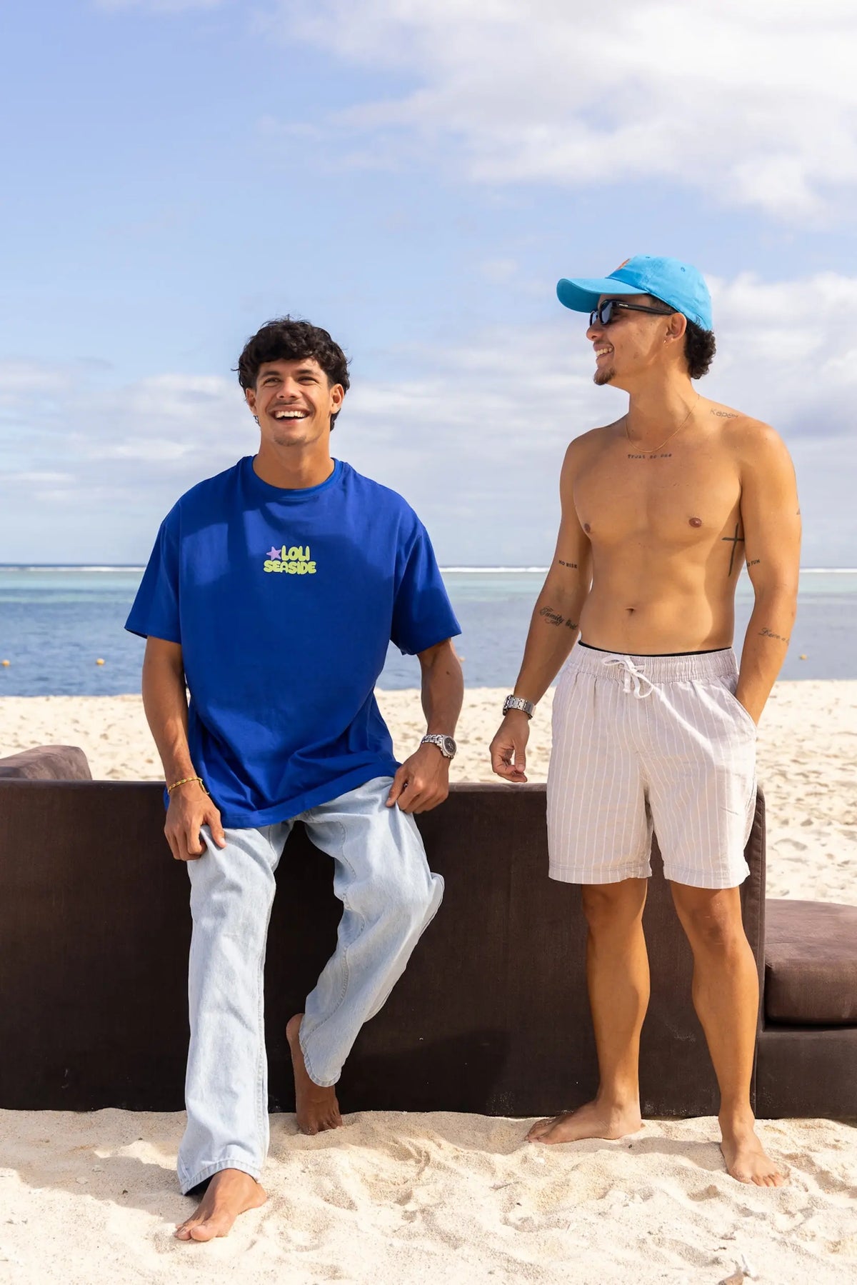 Homme portant le t-shirt bleu unisexe Loli Seaside en coton en bord de mer