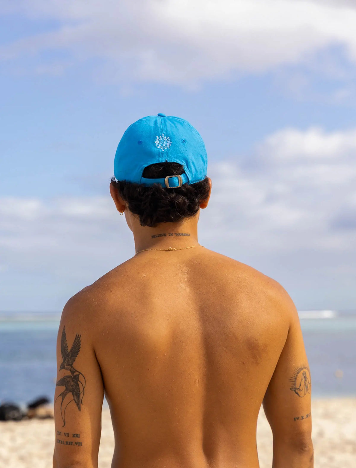 Casquette Loli bleu avec logo brodé vue de dos