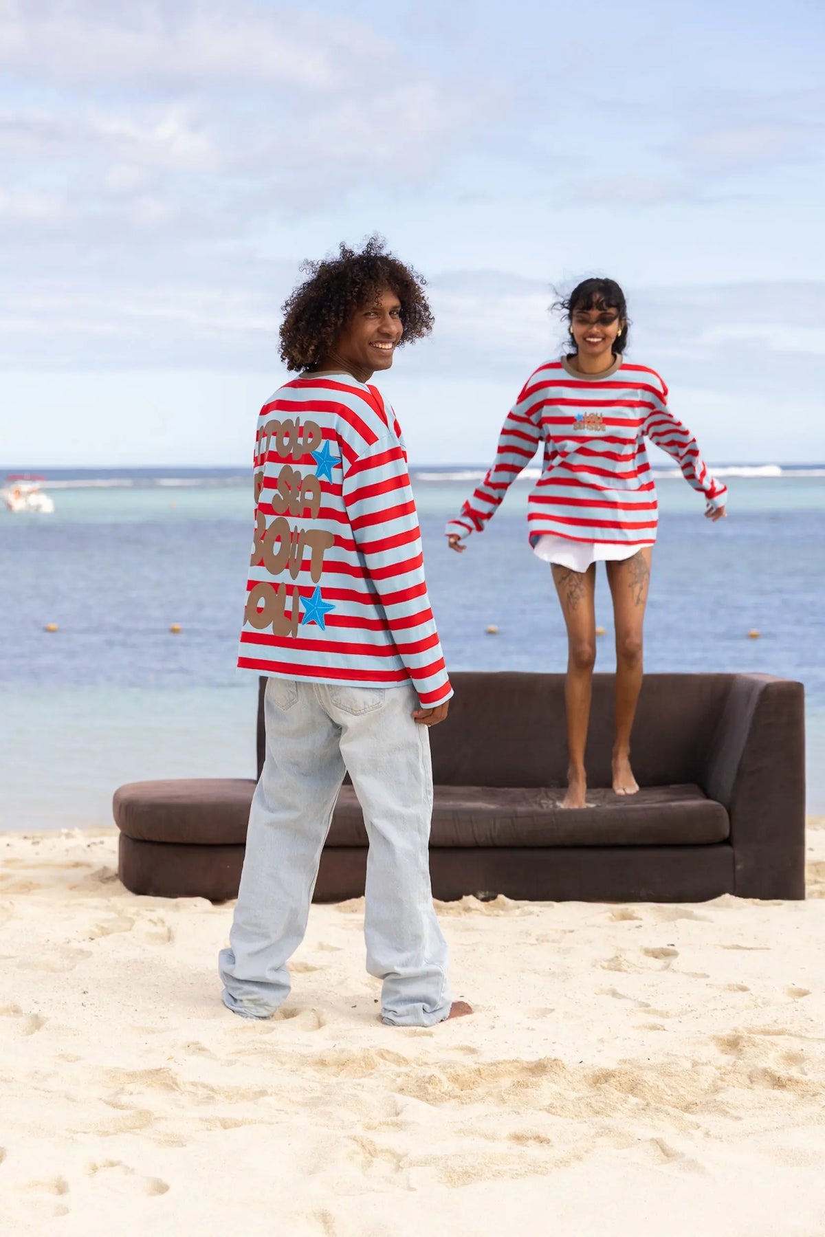 Haut à manches longues oversize en coton rayé rouge et bleu Loli Seaside porté en bord de mer 